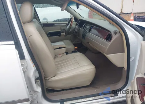 2003 Lincoln Town Car Signature z USA, uszkodzony, nr VIN 1LNHM82W33Y670022